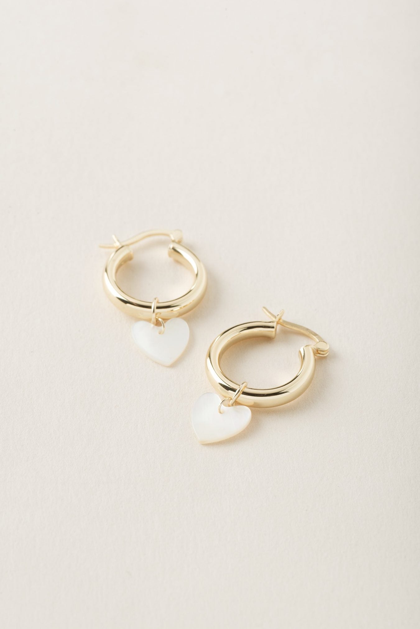 Les boucles d’oreilles GISÈLE